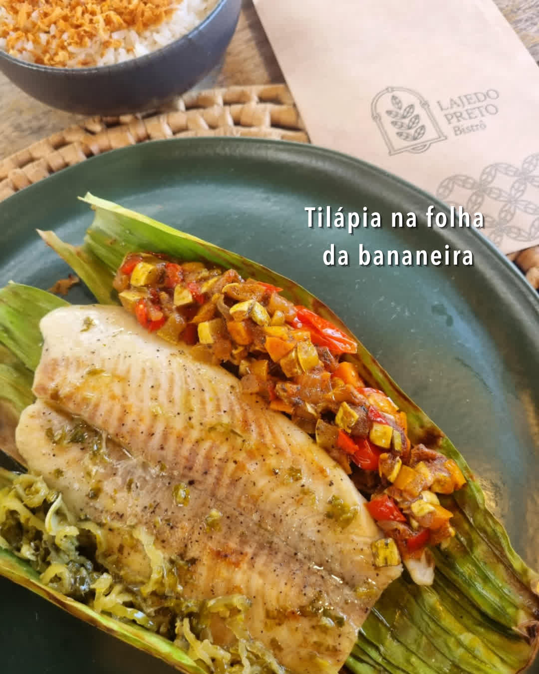 Tilápia na folha de bananeira
